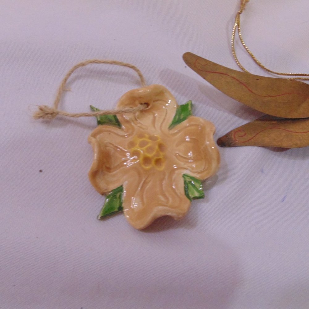 Christmas ornament magnolia flower ceramic and dragonfly - Picture 2 of 4